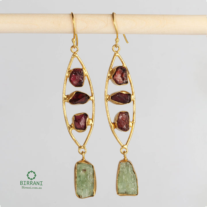 Handmade earrings featuring 18k gold plating with garnet and green aventurine stones, offering an elegant and sophisticated design.